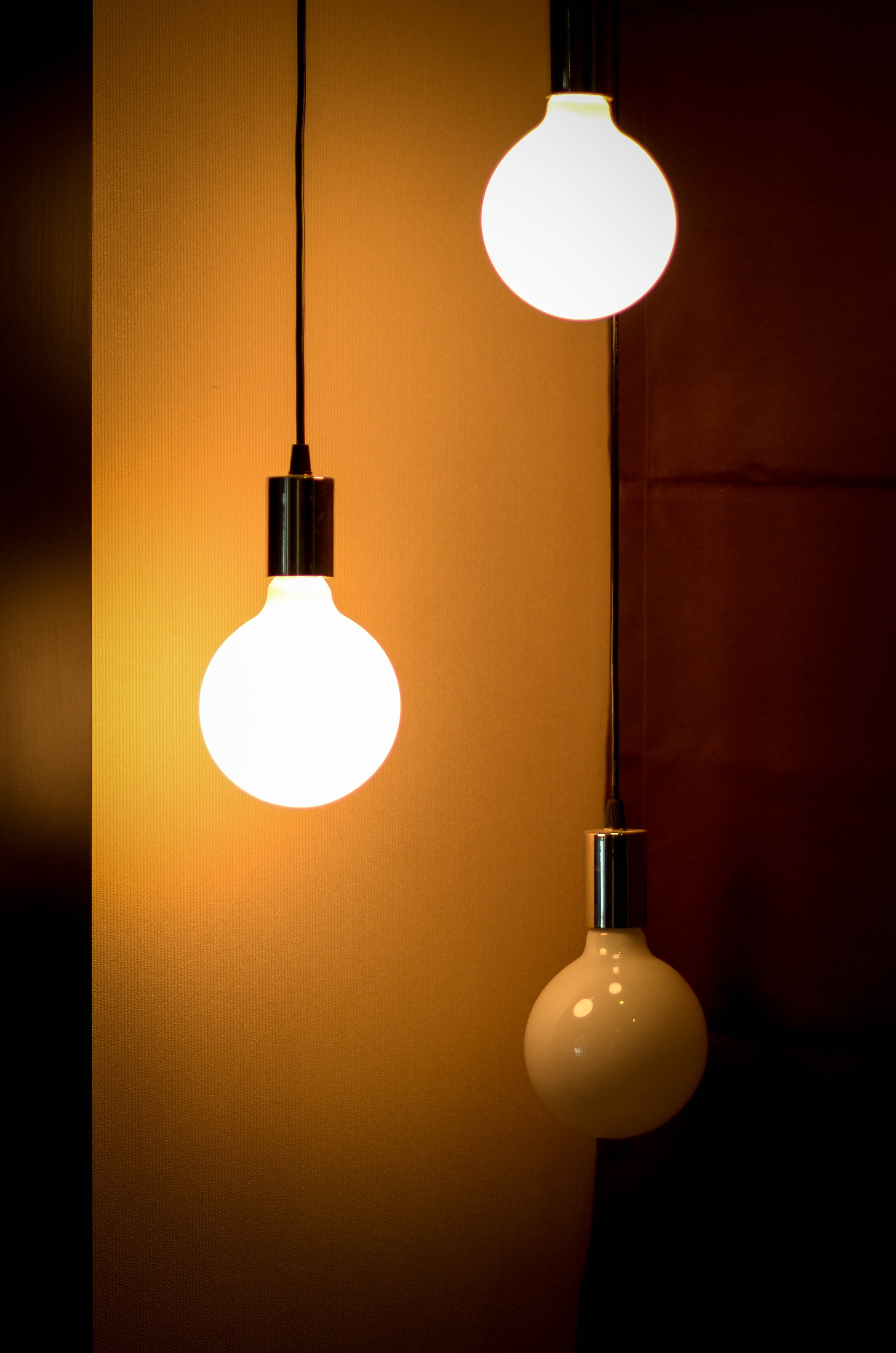 3 light bulbs. One is dead.