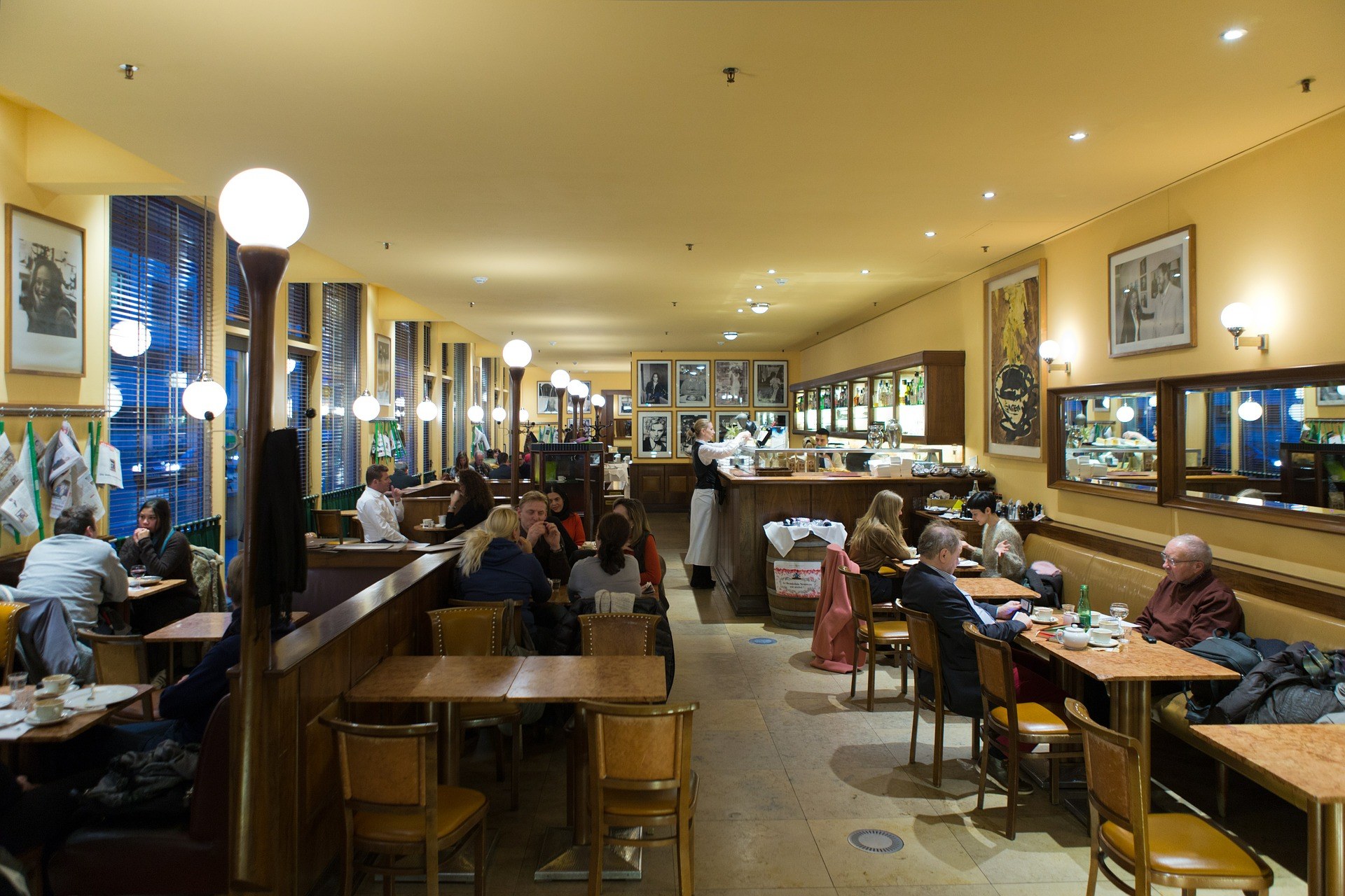 A picture of a crowded restaurant