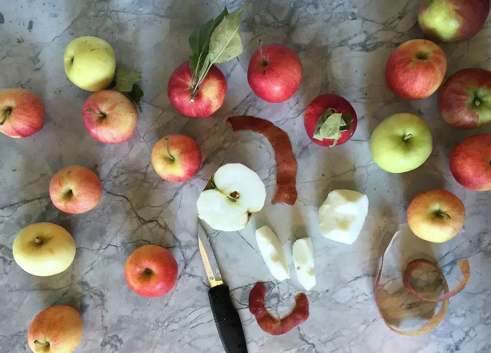 Image description: peeled and sliced apples